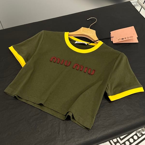 入手困難ミュウミュウ 偽物 ロゴ コットン クロップド Tシャツ myr04270